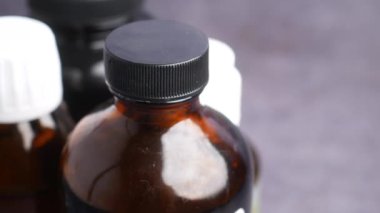 Ekranda Kapsüllü Kahverengi ve Beyaz Şişelerin Kapanışı,