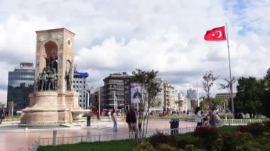 Türkiye İstanbul 12 Mayıs 2023. Taksim Meydanı ve Taksim Mousque arka planda.