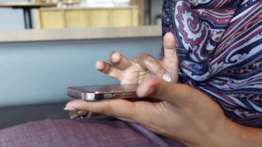 Kadınlar ellerinde akıllı telefonlar, kafede oturuyorlar. .