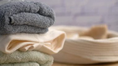 Yumuşak, yumuşak havlulardan oluşan güzel, huzurlu bir düzenleme mükemmel bir küre atmosferi yaratıyor.