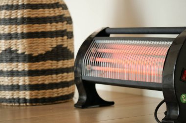 Modern elektrikli kızılötesi ısıtıcı oturma odasında, yakın çekim. Yüksek kalite fotoğraf