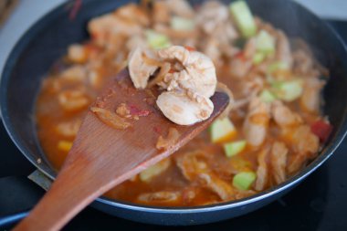 Tavuklar tavada kızarır. .