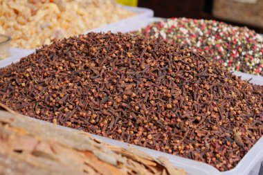 Geleneksel baharat pazarında canlı ve renkli kokulu karanfiller.