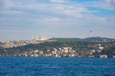 İstanbullar 'ın canlı manzarasına bakan bir caminin yer aldığı nefes kesici bir ufuk çizgisi..