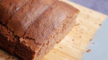 Bu nefis dilimlenmiş çikolatalı kekin tadını çıkarın.