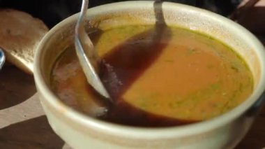 Doğal Aydınlatma ile karıştırılan Mevsimsel Çorba Sıcak Kase.