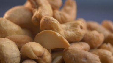 Siyah arka planda küçük bir kasede kaju fıstığı. ,