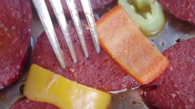 Sebzeli ve Çatallı Pişmiş Sosisler Yakın Çekim Görünümü,