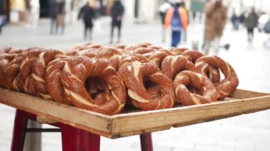Türk Simit 'i minibüste satıyor ,