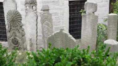 Türkiye İstanbul 19 Mayıs 2023. Osmanlı 'nın mezarlıktaki tarihi mezar taşları, 