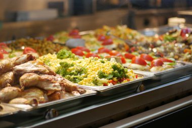 Enfes yemeklerden oluşan canlı bir seçim davetkar bir büfe ortamında ustalıkla sergileniyor.