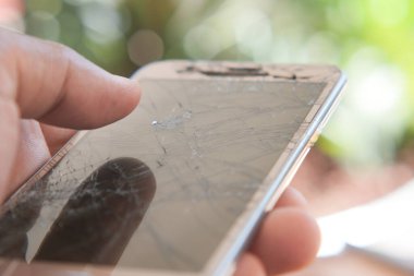 Kırık akıllı telefonu tutan adama yakın dur.