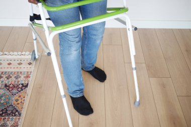 Yürüyen çerçeveli genç adam .