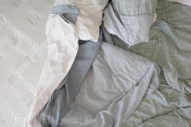 Sabahın köründe dağınık yatak, uyandıktan sonra dağınık yatak. .