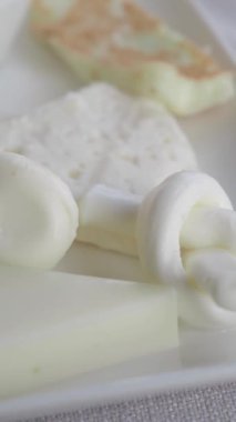 İnce tabakta çeşitli beyaz peynirlerden oluşan zarif bir gösteri.
