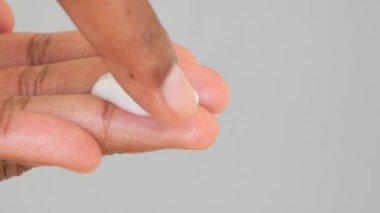 Nemlendirici krem sürerken ellerinizi kapatın. Cilt bakımı, güzellik ve sağlık medyası için ideal