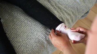 Çocuk ayaklarına çorap giydirmek. .