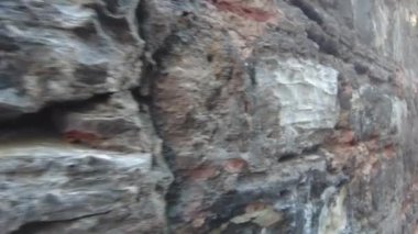 Antik bir taş duvar, eşsiz dokularını ve karmaşık desenlerini güzelce sergiliyor.