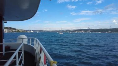 Dalgalı denizin nefes kesici manzarası ve bir teknenin çarpıcı kıyı şeridi.