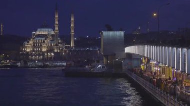 Göz kamaştırıcı bir camiye sahip İstanbullar rıhtımında güzel bir gece manzarası.