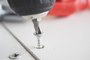 Atölyede Elektrik Aracı ile Hassas Tornavida,