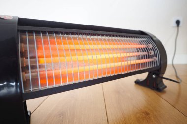 Modern elektrikli kızılötesi ısıtıcı oturma odasında, yakın çekim. Yüksek kalite fotoğraf