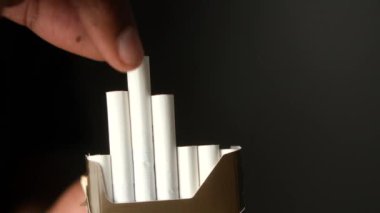 Burada beyaz sigara içeren sigara paketinin detaylı bir yakın çekimini görüyoruz.