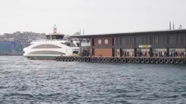 Türkiye İstanbul 18 Temmuz 2023. Boğaz 'da nakliye feribotu. Feribot yolcu taşır..