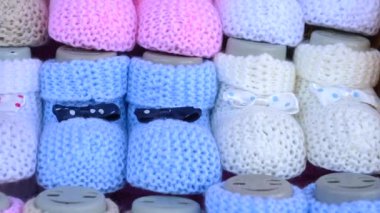 Bu sevimli örülmüş bebek paçaları küçük ayaklar için mükemmel pastel renkler içeriyor.