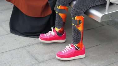 Bankta Parlak Pembe Ayakkabılar ve Renkli Parmaklıklar,