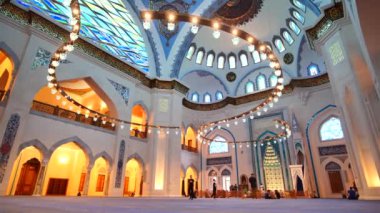 Camilerin iç mekânlarının nefes kesen güzel manzarası. Karmaşık ve zarif tasarımlar.