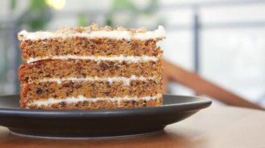 Masadaki tabakta çikolatalı ve kremalı pasta. .