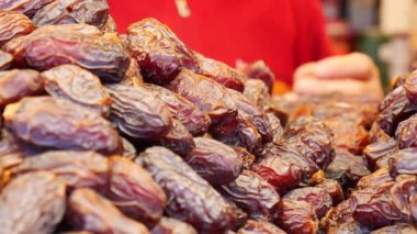  Yerel pazarda çok sayıda meyve satışı tarihi .