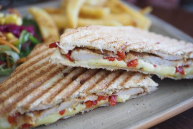 Gelin ve yanında kızarmış patates ile servis edilen inanılmaz lezzetli sandviçlerimizin tadını çıkarın.