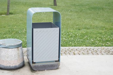 Parktaki metal çöp kutusu.