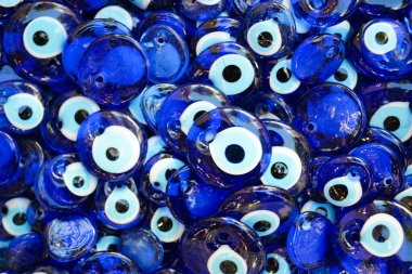 Bir raf dolusu mavi nazar boncuğu asılıydı.,