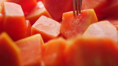 Beyaz tabakta bir dilim papaya.