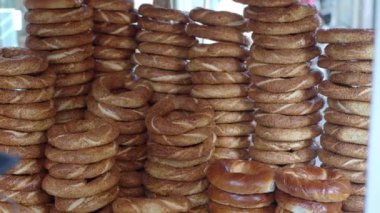 Türk Simit 'i minibüste satıyor ,