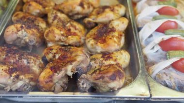 Lezzetli bir ızgara tavuğun tadını çıkarın. Yanında taze, canlı sebze paketleri var.