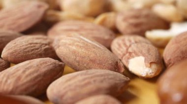 Badem fıstığını beyaza yakın tut. .
