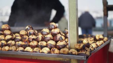 geleneksel istanbul Caddesi yiyecek ızgara kestane üst üste.