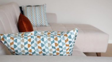 Şık geometrik yastıklı modern kanepe modaya uygun ve misafirperver bir ortam yaratır.