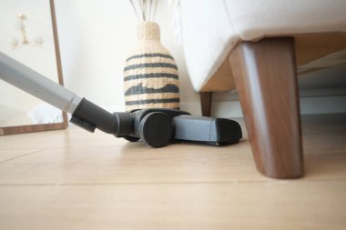 Elektrik süpürgesiyle yer tozunu temizlemek