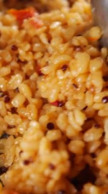 bulgur pilavı ve domates tabağı.