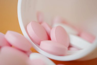 Yumuşak Yüzeyde Pembe Tabletlerin Kapanışı.