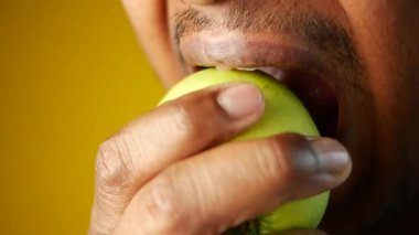 Doğal Işıkta Yeşil Elma Yiyen Bir Kişinin Yakın Çekimi.