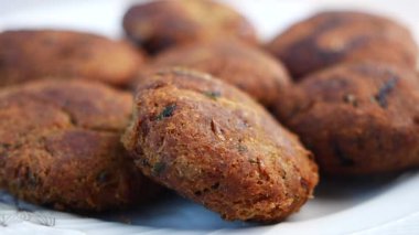 Lezzetli altın sarısı sebze pirzolası. Taze yapılmış ve servis edilmeye hazır.