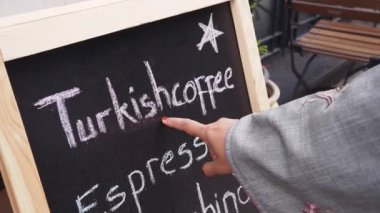 Türk kahvesinin cezbedici bir sunumunu gösteren karatahta tabelasının yakın çekimi