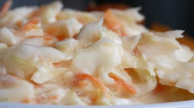 Renkli lahana ve çıtır havuçlu kremalı lahana salatasının tadını çıkarın.