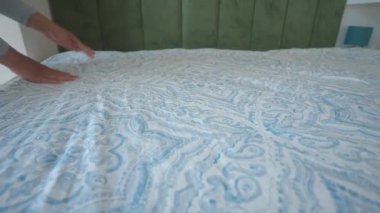 Genç kadınlar yatak odasında yatıyorlar.